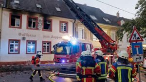 Nach Brand: Feuerwehr löscht weitere Glutnester
