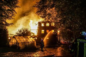 Ein Raub der Flammen wurde ein alter Schwarzwaldhof in der Nähe von Schramberg. Foto: SDMG / Maurer