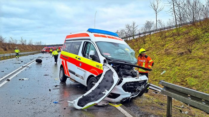 Sperrung bei Dunningen: Mercedes-Fahrer stirbt bei Unfall auf B 462