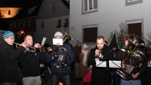 Ein Bläserensemble des Musikvereins Zimmern spielte auf der Dorfweihnacht weihnachtliche Weisen. Foto: Wahl/Jörg Wahl