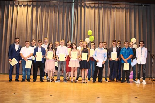 20 Entlassschüler der Altensteiger Werkrealschule erhielten einen Preis.  Foto: Köncke Foto: Schwarzwälder Bote