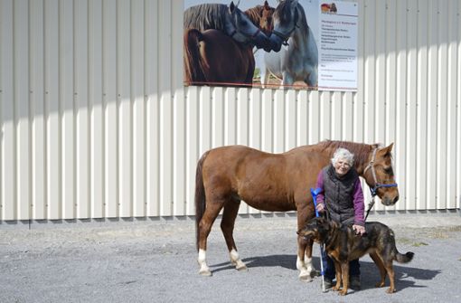 Krystyna Laskowski mit Pferd Nesko und Hündin Lilli. Foto: Hezel