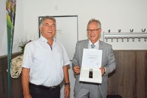 Ortsvorsteher Roland Raible (links) erhält von Bürgermeister Armin Jöchle eine Ehrung  des Gemeindetags.  Foto: Baiker Foto: Schwarzwälder Bote