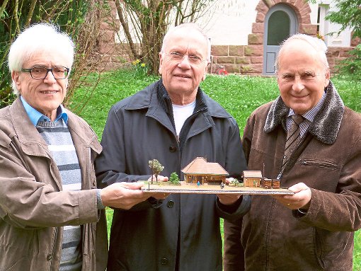 So sah’s mal aus (von links):  Roland Bühlmaier, Wilhelm Harr und Gerhard Reule präsentieren das Modell vom Altensteigerle-Haltepunkt Nagold-Stadt. Foto: Cools Foto: Schwarzwälder-Bote