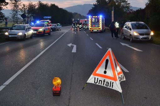 Bei einem Unfall bei Vöhringen sind drei Personen schwer verletzt worden. Foto: Heidepriem