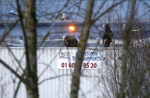 Die Polizei hat mit einem Doppelschlag beide Geiselnahmen beendet. In Dammartinn-en-Goële (Foto) wurden die mutmaßlichen Charlie Hebdo-Attentäter getötet, der Geiselnehmer in Paris ließ ebenfalls sein Leben. Foto: EPA