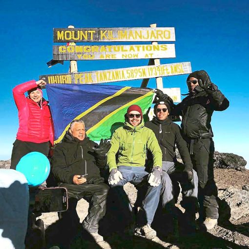 Julia Reichs Wandergruppe auf dem Gipfel des Kilimandscharo, dem Uhuru-Peak. Foto: Schwarzwälder Bote