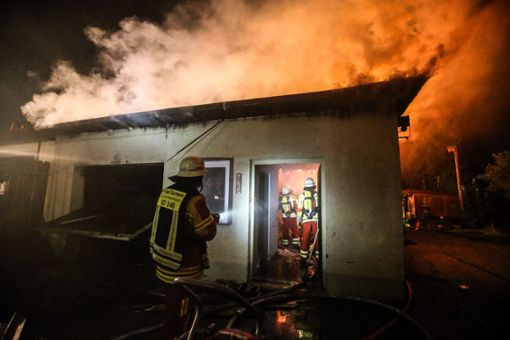 In Bad Dürrheim hat eine Garage Feuer gefangen. Die Flammen griffen auf einen nahen Schopf über. Die Garage und mehrere Autos brannten völlig aus. Foto: Marc Eich