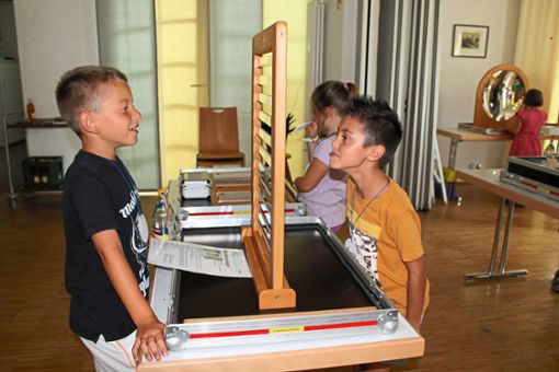 Der Streifenspiegel beeindruckte die Kinder während der Physikvorführung – und sorgte für viel Spaß.  Foto:  Preuß Foto: Schwarzwälder Bote