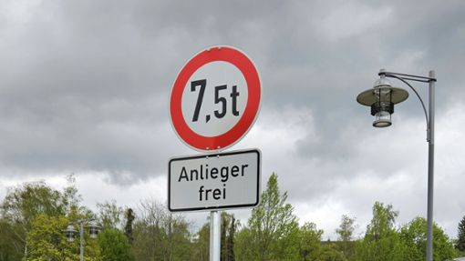 Das neue Straßenschild steht:  In Bisingen gibt es künftig Einschränkungen für Schwerlastverkehr über 7,5 Tonnen. Foto: Gemeinde Bisingen