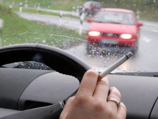 Eine heruntergefallene Zigarette hatte für einen Autofahrer in Straßberg gravierende Folgen. Foto: dpa