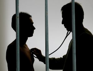 Anstalts- und Vertragsärzte halten Sprechstunden hinter Gittern ab. Fotos: Stache/Pixabay; Montage: Holweger Foto: Schwarzwälder-Bote