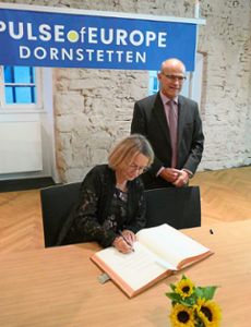 Beim Eintrag ins goldene Buch:  Evelyne Gebhardt und Bürgermeister Bernhard Haas. Foto: Schwarzwälder Bote