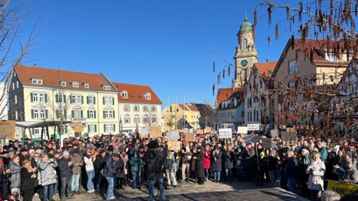Die Demonstration hier in Hechingen für Demokratie und gegen Extremismus hatte über 500 Teilnehmer. Jetzt springt der Funke des zivilgesellschaftlichen Widerstandes auch nach Burladingen über,  wo es am Mittwoch, 7. Februar, eine Mahnwache geben wird. Foto: Stopper