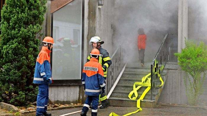 Feuerwehr  Schönwald: Rettungskräfte rücken zu Übung am ehemaligen Kurhaus aus