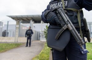 Bewaffnete Polizisten sichern das Hochsicherheitsgebäude des Düsseldorfer Oberlandesgerichtes. Foto: dpa