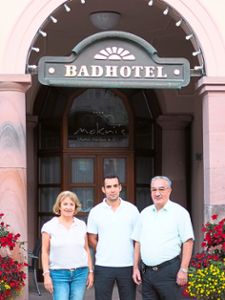 Hotelierfamilie Mokni mit Mohamed (rechts), seiner Frau Erika und Sohn Selim betreiben neben dem Badhotel auch das Rossini. Fotos: Mutschler Foto: Schwarzwälder Bote