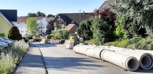 Von der derzeit laufenden Sanierungsmaßnahme in der Zimmerner Rathausstraße ist neben dem Kanal auch das Wasserleitungsnetz betroffen.  Foto: kw Foto: Schwarzwälder Bote