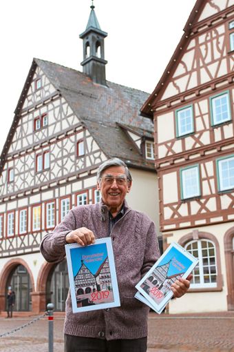 Friedrich Reuff mit dem Dornstetter Kalender 2019 vor dem historischen Rathaus, das auch auf dem Titelbild zu sehen ist.  Foto: Sannert Foto: Schwarzwälder Bote