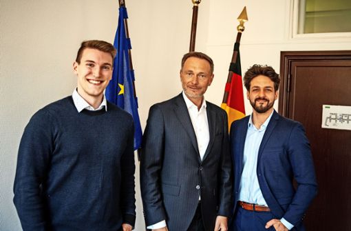 Leon Saar (links) und Artur Derr haben bei einem Netzwerktreffen von Finanz-Influenzern in Berlin mit Bundesfinanzminister Christian Lindner gesprochen. Foto: privat