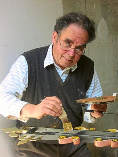 Mit seiner Leidenschaft fürs Malen und für die Kunst hat Klaus Sigwart insgesamt 30 Kirchtürmen in der Region in mühsamer Handarbeit die Kreuze und Kugeln vergoldet. Foto: Lendle Foto: Schwarzwälder Bote
