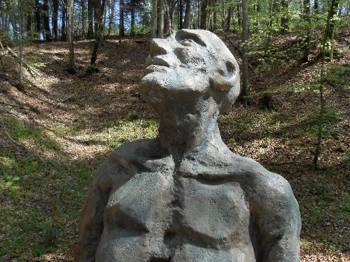 An der Figur des Knieenden im Eckerwald werden Nachkommen von Joszef Szimandl fündig. Foto: Lempp Foto: Schwarzwälder-Bote