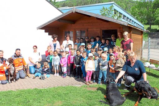 Die Kinder der Kindertagesstätte Sophie-Scholl in Blumberg mit den DRK Suchhundeführern, den Erzieherinnen und den Suchunden Aiko und Eliot (rechts) und und Jagdhundmischlinge Lucky (links).  Foto: Baltzer Foto: Schwarzwälder Bote
