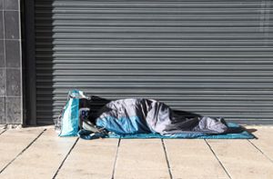 Manchen Menschen bleibt praktisch keine andere Wahl, als auf der Straße zu übernachten. Aber ist das überhaupt erlaubt? Foto: Symbolfoto © Mara Louvain – stock.adobe.com