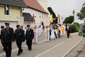 Mit einer Prozession zogen Pfarrer, Ministranten, Musikkapelle, Kirchenchor und Feuerwehr auf die Hilb.  Fotos: Lissy Foto: Schwarzwälder Bote