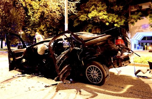 Unfall am 14. September:  Auf der B 27 höhe der Paulinenstrasse 45, verlor der Fahrer des BMW die Kontrolle über das Fahrzeug. Der Wagen prallte gegen einen Baum und überschlug sich. 3 der 4 Insassen kamen mit leichten Verletzungen davon, eine Person erlitt lebensgefährliche Verletzungen. Foto: Sven Friebe