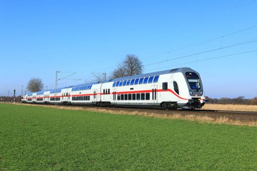 Die Gäubahn (auf dem Bild ein Intercity 2-Zug) ist unzuverlässig, urteilt FDP-Politiker Daniel Karrais.  Foto: obs/DB/Jochen Schmidt