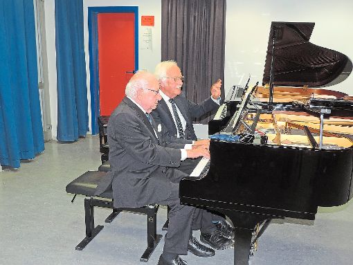 Günther Lauffer (links) und Peter Dönneweg spielen Schumann auf dem Konzertflügel. Foto: Paskal Foto: Schwarzwälder-Bote