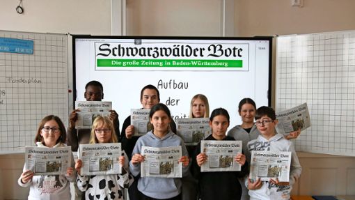 „Der Aufbau der Tageszeitung“ und ihre Inhalte, damit beschäftigen sich diese Schüler der Heinrich-Feurstein-Schule in Donaueschingen aktuell. Foto: Matthias Harsch