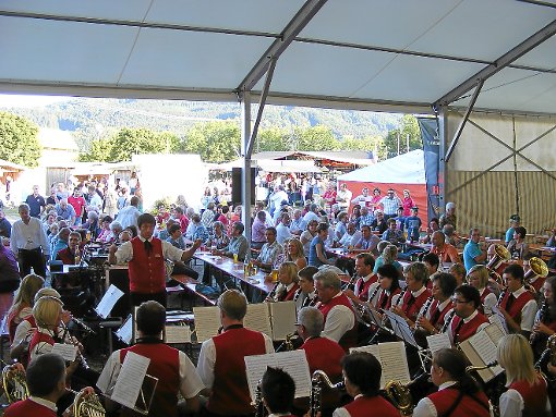 Der Musikverein  unterhält beim Dorffest  die vielen Besucher.  Archiv-Foto: Maier Foto: Schwarzwälder-Bote