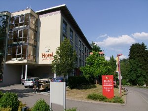 Die Evangelische Heimstiftung will  das Hotel am Kurpark  in Bad Herrenalb zum Wohnstift umbauen. Foto: Kugel Foto: Schwarzwälder-Bote