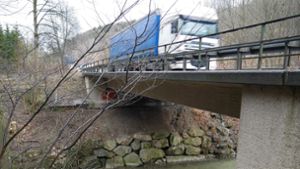 Die Eyachbrücke in Laufen wird abgerissen – vorher müssen aber die Bäume weichen. Foto: Martin Kistner