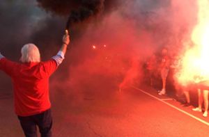 Mit rot-schwarzer Pyrotechnik wurde die Mannschaft an der Bizerba-Arena von den Fans empfangen. Foto: Kopf