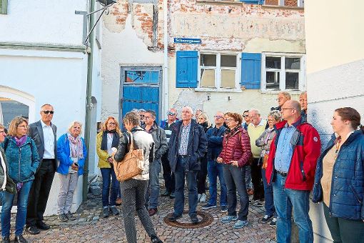 Die Bürgermeisterin von Leutkirch, Christine Schnitzler (vorne), erläutert den Besuchern aus Sulz die kommunalpolitischen Projekte in ihrer Stadt.  Foto: Stadt Sulz Foto: Schwarzwälder-Bote