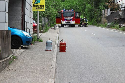 Aus einer der beiden Flaschen strömte Gas aus. Die Sulzer Feuerwehr war im Einsatz. Foto: Steinmetz Foto: Schwarzwälder Bote