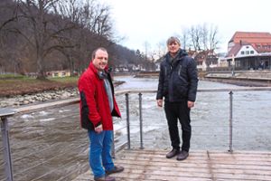 Andreas Weiß (links) und Peter Haselmaier begutachten an der Nagolder Ankerbrücke den Wasserstand. Foto: Buck Foto: Schwarzwälder Bote