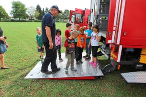 Die Grundschüler der ersten Klasse dürfen einen Blick ins Feuerwehrfahrzeug werfen.  Foto: Feinler Foto: Schwarzwälder Bote