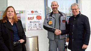 Bürgermeister Franz Moser (rechts) bedankt sich bei der Firma Elektrotechnik Ratz, den Inhabern Jürgen und Sabine Ratz, für die Finanzierung eines Defibrillators an der Mühlbachhalle. Foto: Herzog