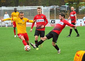 Ein starkes Debüt gab der erst 19-jährige Enrico Huss (Mitte) beim 2:0-Erfolg der TSG Balingen gegen die Sportvereinigung Elversberg.  Foto: Kara