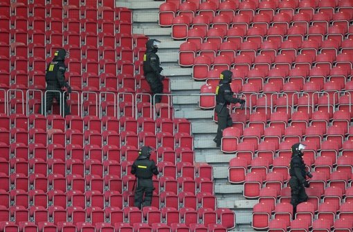 Selteneres Bild in der Hinrunde 2014/15: Polizisten in einem Stadion Foto: dpa