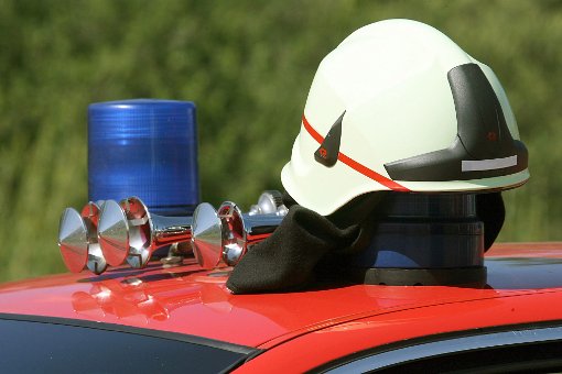 Feuerwehr und Notarzt dürfen die Baustelle zwischen Schlatt und Jungingen passieren.   Foto: Seeger/dpa