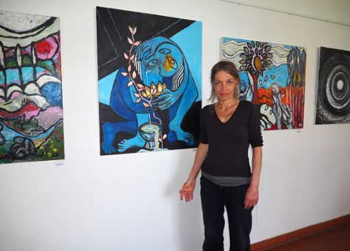 Die Künstlerin Cordula Hinrichsen vor ihren Bildern Foto: Vögele Foto: Schwarzwälder Bote