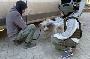 Serhijs Hund Misha mit Ruskan und Yaryna von  Animal Recue Kharkiv. Foto: Peta Deutschland e.V.