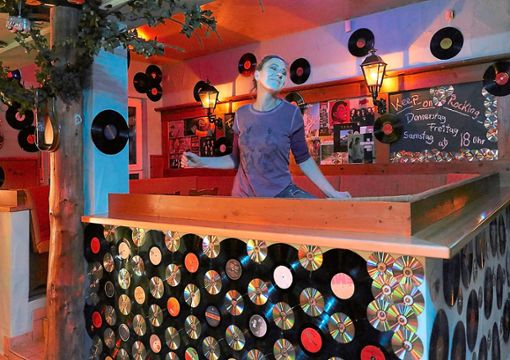 850 Schallplatten hat Jessica Cremer an den Wänden des neuen Rock-Cafés befestigt.  Foto: Lück