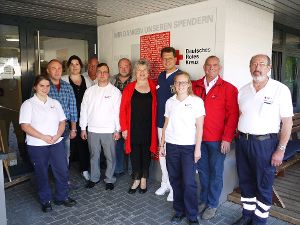 Waltraud Gabert-Maute (Mitte) und ihre Familie haben sich beim Roten Kreuz für die Rettung bedankt. Foto: Eyrich Foto: Schwarzwälder-Bote