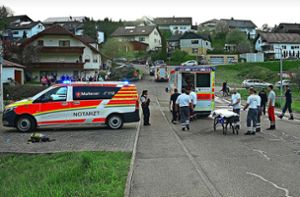 Dramatischer Moment: Der verletzte Feuerwehr-Mann wird nach dem Unfall bei der Übung in Horb-Altheim im Rettungswagen behandelt. Seine Atemschutz-Ausrüstung liegt noch vor dem Notarztwagen. Foto: Peter Morlok